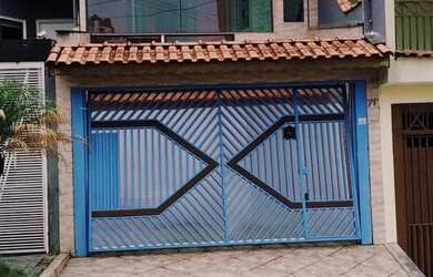 Imagem: A casa possui 4 Dormitórios, 1 Suíte, 3 Banheiros, 2 Vagas