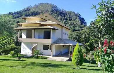 Imagem: A fazenda possui 3 Dormitórios, 2 Suítes, 3 Banheiros, 1 Vaga