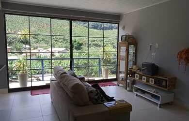 Imagem: A casa possui 1 Dormitório, 1 Suíte, 4 Vagas na garagem e