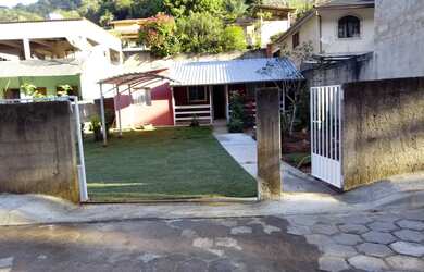 Imagem: A casa possui 3 Dormitórios, 1 Banheiro, 1 Vaga na garagem