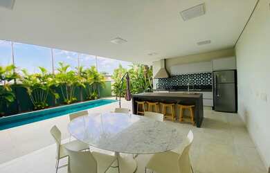 Imagem: A casa em condomínio possui 4 Dormitórios, 4 Suítes, 6 Banheiros