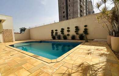 Imagem: A casa possui 4 Dormitórios, 4 Suítes, 6 Banheiros, 4 Vagas