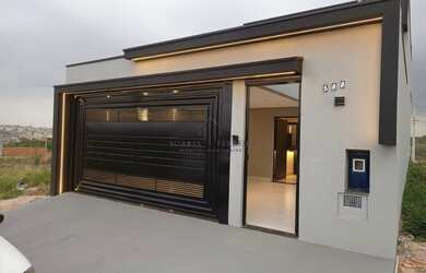 Imagem: A casa possui 3 Dormitórios, 1 Suíte, 2 Banheiros, 2 Vagas