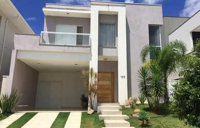 Imagem: A casa possui 3 Dormitórios, 3 Suítes, 5 Banheiros, 2 Vagas