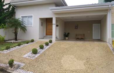 Imagem: A casa possui 3 Dormitórios, 1 Suíte, 4 Banheiros, 2 Vagas