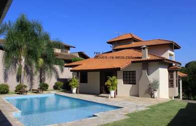 Imagem: A casa possui 4 Dormitórios, 3 Suítes, 5 Banheiros, 6 Vagas