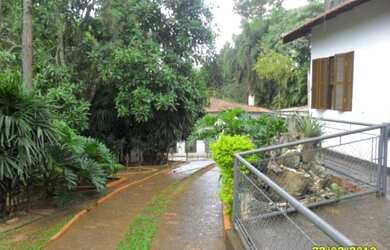 Imagem: A casa possui 4 Dormitórios, 2 Suítes, 5 Banheiros, 6 Vagas