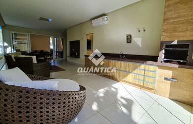 Imagem: A casa em condomínio possui 4 Dormitórios, 3 Suítes, 6 Banheiros