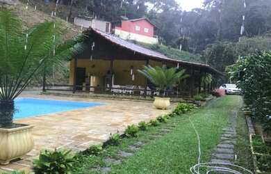 Imagem: A fazenda possui 4 Dormitórios, 2 Suítes, 3 Banheiros, 3.000m²