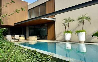 Imagem: A casa possui 5 Dormitórios, 5 Suítes, 4 Vagas na garagem