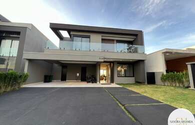 Imagem: A casa em condomínio possui 5 Dormitórios, 5 Suítes, 6 Vagas