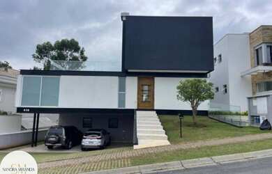 Imagem: A casa em condomínio possui 3 Dormitórios, 3 Suítes, 4 Banheiros