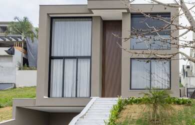 Imagem: A casa em condomínio possui 4 Dormitórios, 4 Suítes e 4 Vagas