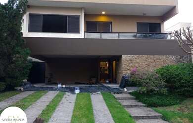 Imagem: A casa possui 4 Dormitórios, 2 Suítes, 4 Banheiros, 6 Vagas