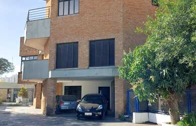 Imagem: A loja possui 8 Dormitórios, 9 Banheiros, 1 Vaga na garagem