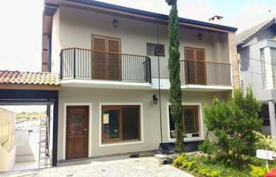 Imagem: A casa em condomínio possui 4 Dormitórios, 2 Suítes, 6 Banheiros