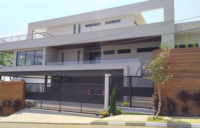 Imagem: A casa possui 4 Dormitórios, 4 Suítes, 6 Banheiros, 4 Vagas