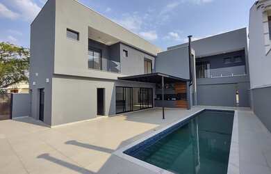 Imagem: A casa em condomínio possui 3 Dormitórios, 3 Suítes, 5 Banheiros