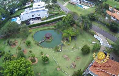 Imagem: A casa em condomínio possui 5 Dormitórios, 4 Suítes, 2 Vagas