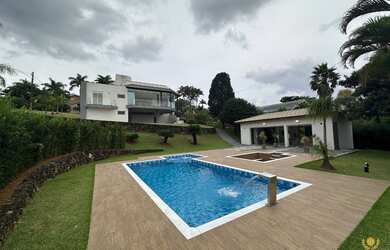 Imagem: A casa em condomínio possui 6 Dormitórios, 2 Suítes, 6 Banheiros