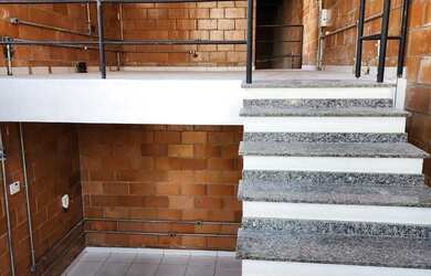 Imagem: O depósito possui 2 Banheiros, 2 Vagas na garagem, 188m² de