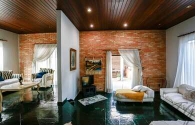 Imagem: A loja possui 4 Dormitórios, 1 Suíte, 3 Banheiros, 4 Vagas