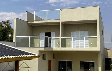 Imagem: A casa possui 5 Dormitórios, 2 Suítes, 3 Banheiros, 4 Vagas