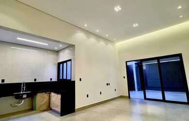 Imagem: A casa possui 3 Dormitórios, 1 Suíte, 2 Banheiros, 2 Vagas