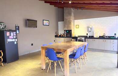 Imagem: A casa possui 3 Dormitórios, 1 Suíte, 2 Banheiros, 2 Vagas