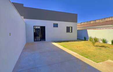 Imagem: A casa possui 2 Dormitórios, 2 Banheiros, 4 Vagas na garagem