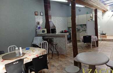 Imagem: A casa possui 3 Dormitórios, 1 Suíte, 3 Banheiros, 3 Vagas