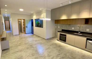 Imagem: A casa possui 3 Dormitórios, 3 Suítes, 4 Banheiros, 2 Vagas