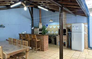 Imagem: A casa possui 4 Dormitórios, 2 Suítes, 4 Banheiros, 4 Vagas