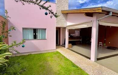 Imagem: A casa possui 3 Dormitórios, 1 Suíte, 3 Banheiros, 3 Vagas