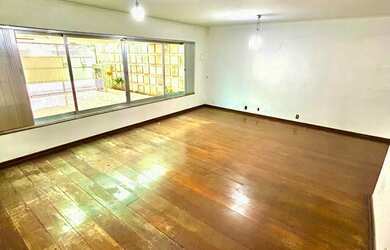 Imagem: A casa possui 3 Dormitórios, 1 Suíte, 4 Banheiros, 4 Vagas