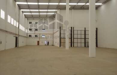 Imagem: O depósito possui 3 Banheiros, 1.625m² de Área e está localizado