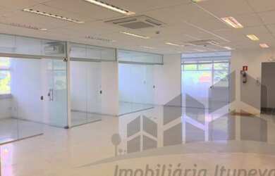 Imagem: O depósito possui 2 Banheiros, 40 Vagas na garagem, 4.540m²