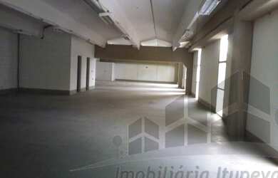 Imagem: O depósito possui 2 Banheiros, 10000m² de Área, 4000m² de