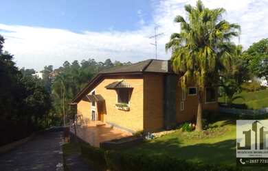 Imagem: A casa possui 6 Dormitórios, 1 Suíte, 5 Banheiros, 6 Vagas