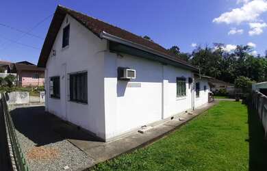 Imagem: Residência antiga à venda no bairro Floresta Joinville/SC