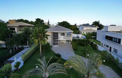 Imagem: A casa possui 4 Dormitórios, 4 Suítes, 6 Banheiros, 4 Vagas