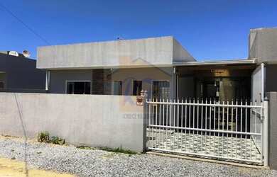 Imagem: A casa possui 2 Dormitórios, 2 Banheiros, 2 Vagas na garagem