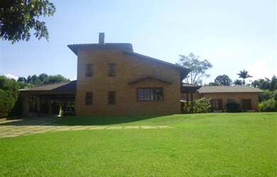 Imagem: A chácara possui 5 Dormitórios, 6 Vagas na garagem, 3.500m²