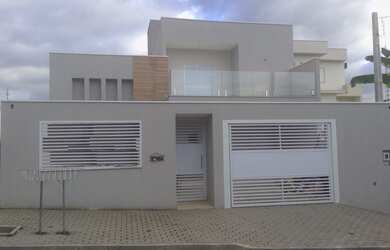 Imagem: A casa possui 3 Dormitórios, 3 Suítes, 4 Banheiros, 2 Vagas