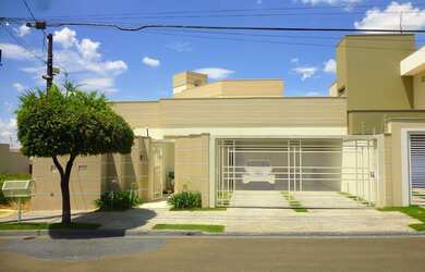 Imagem: A casa possui 3 Dormitórios, 2 Suítes, 5 Banheiros, 4 Vagas