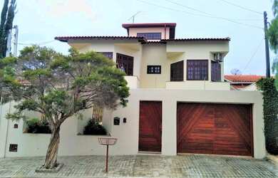 Imagem: A casa possui 4 Dormitórios, 2 Suítes, 4 Banheiros, 2 Vagas