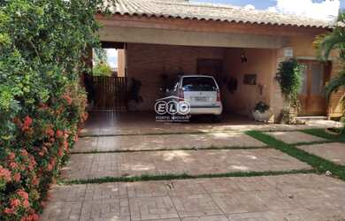Imagem: A casa possui 4 Dormitórios, 4 Suítes, 5 Banheiros, 4 Vagas