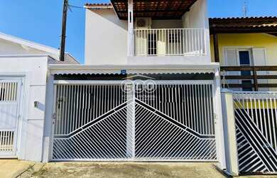 Imagem: A casa possui 2 Dormitórios, 1 Suíte, 4 Banheiros, 2 Vagas