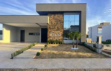 Imagem: A casa em condomínio possui 3 Dormitórios, 3 Suítes, 4 Banheiros