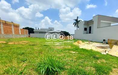 Imagem: O terreno possui 355m² de Área Privada e está localizado